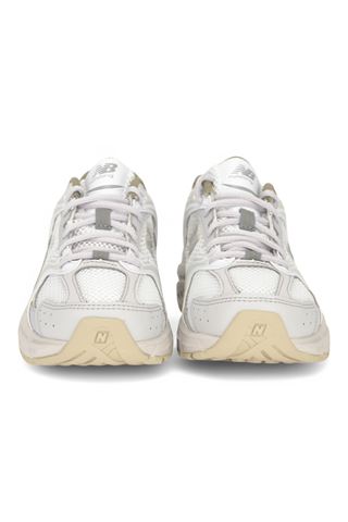 Sneaker donna in mesh e pelle colore bianco e grigio. NEW BALANCE | MR530-NEC